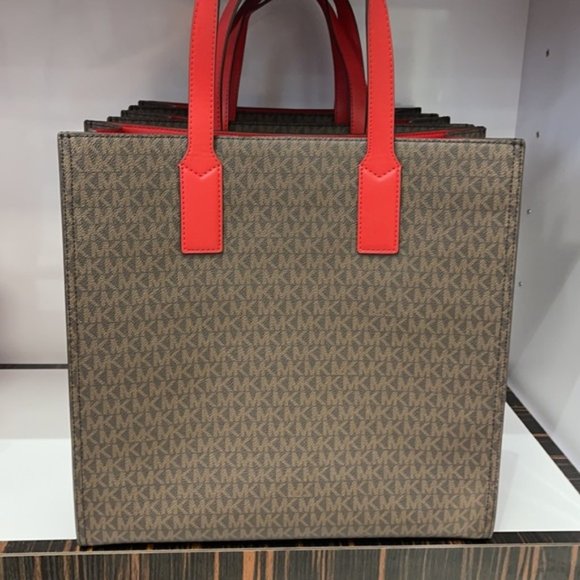 Michael Kors Kenly Large Tote - Picture 5 of 9